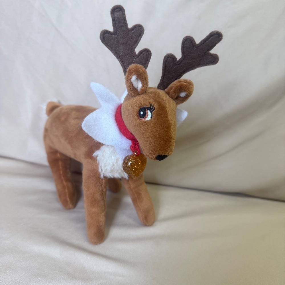 Elf on the Shelf Reindeer Tradition Plush Brown Holiday Reindeer Heart Charm